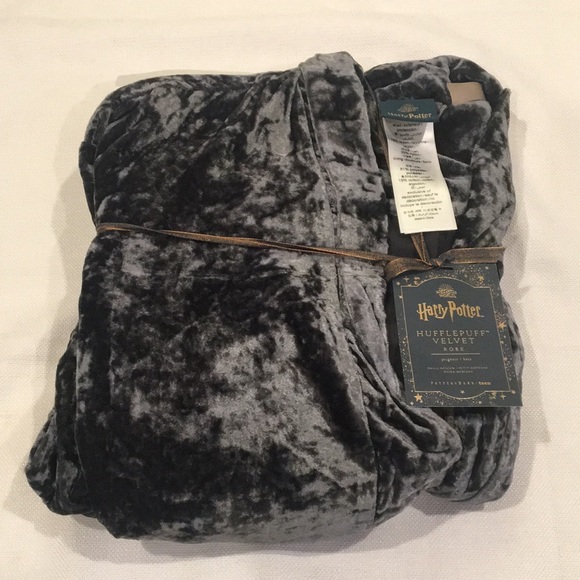 🏰Harry Potter🏰 x Pottery Barn HUFFLEPUFF Teen Velvet Robe - Picture 11 of 16